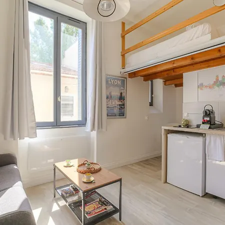 Cosy Duplex Proche Grange Blanche דירה *